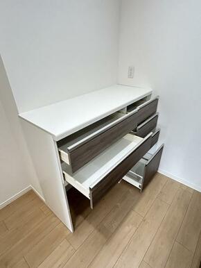 「キッチン」キッチンに収納棚ございます。