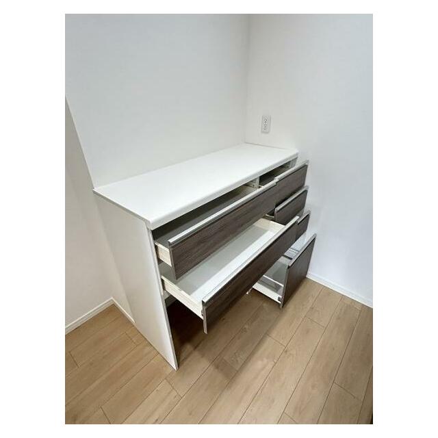 「キッチン」キッチンに収納棚ございます。