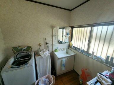 窓があり明るい脱衣所です