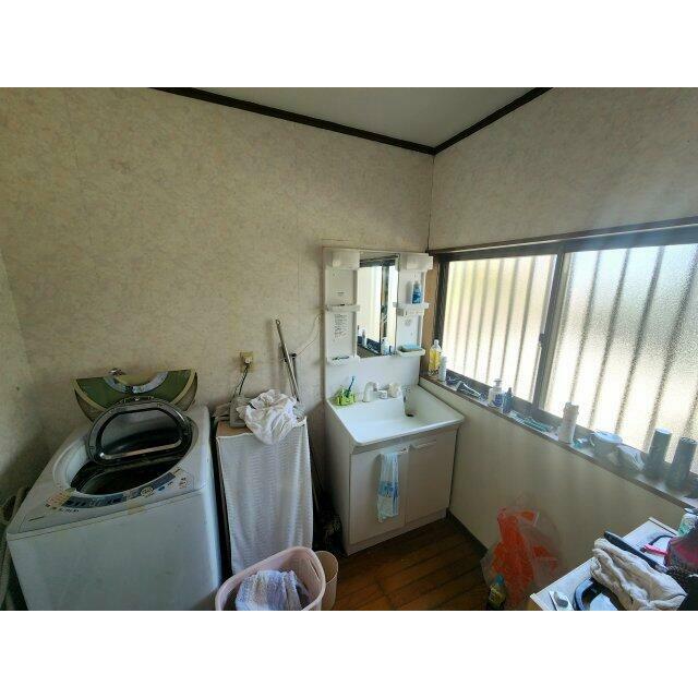 窓があり明るい脱衣所です