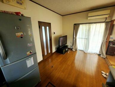 キッチン側からみるリビングです