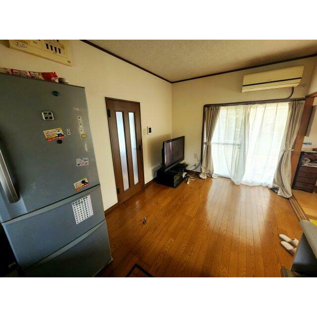 キッチン側からみるリビングです