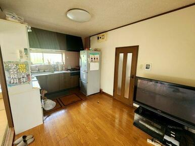 窓があり明るいキッチンです