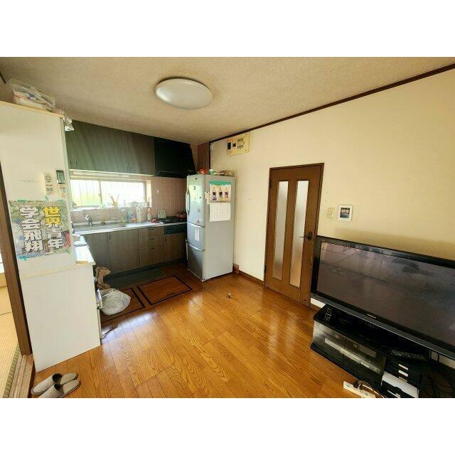 窓があり明るいキッチンです