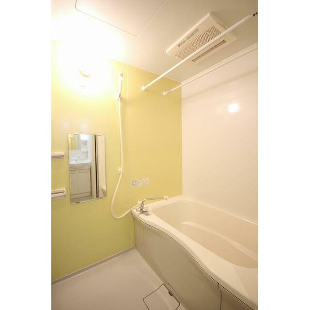 浴室はアクセントパネルを採用しております