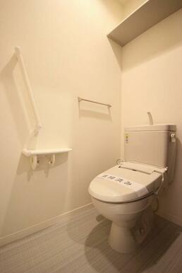 トイレには手摺がございます