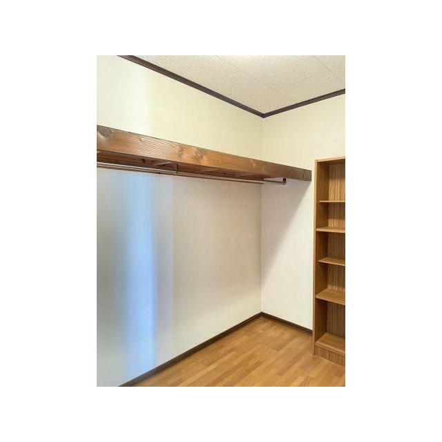 大型のウォークインクローゼットなので、衣替えも必要なし！
