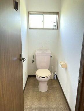 窓があるので明るいトイレです♪
