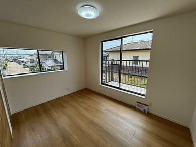 ２階東側洋室（１）和室から洋室変更しクロス張替えをおこないました