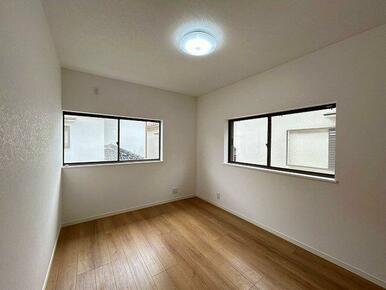 「２階南側洋室」約６帖、二面採光