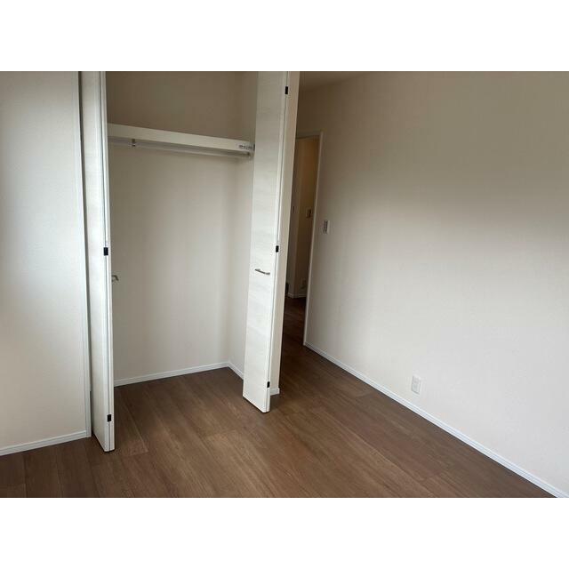 空間の使い方はいろいろ。服だけでなくさまざまなアイテムの収納にも◎（2号棟）
