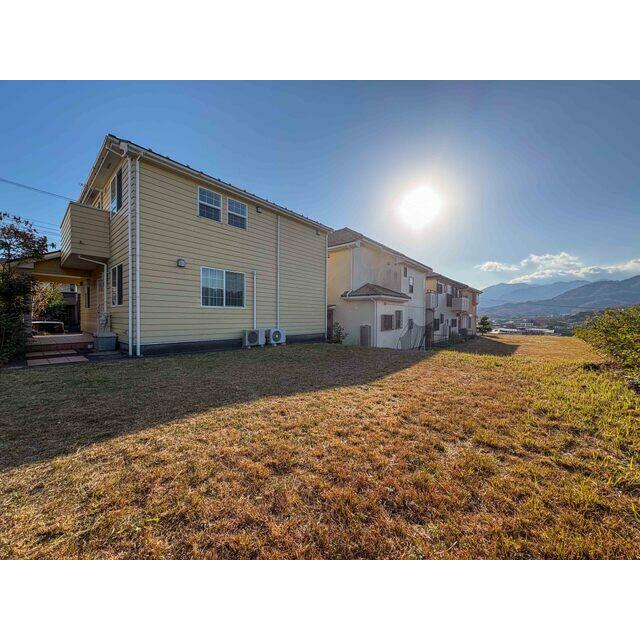 輸入住宅×注文建築こだわりの邸宅。バス停目の前の利便性に優れた好立地。是非一度ご見学ください！