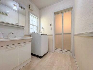 輸入住宅×注文建築こだわりの邸宅。バス停目の前の利便性に優れた好立地。是非一度ご見学ください！