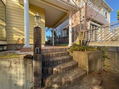 輸入住宅×注文建築こだわりの邸宅。バス停目の前の利便性に優れた好立地。是非一度ご見学ください！