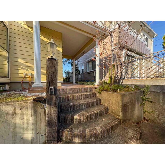 輸入住宅×注文建築こだわりの邸宅。バス停目の前の利便性に優れた好立地。是非一度ご見学ください！