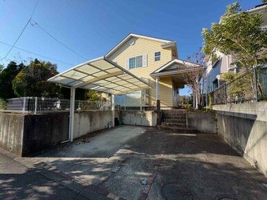 輸入住宅×注文建築こだわりの邸宅。バス停目の前の利便性に優れた好立地。是非一度ご見学ください！