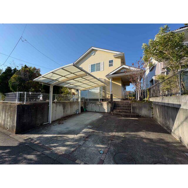 輸入住宅×注文建築こだわりの邸宅。バス停目の前の利便性に優れた好立地。是非一度ご見学ください！