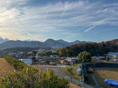 輸入住宅×注文建築こだわりの邸宅。バス停目の前の利便性に優れた好立地。是非一度ご見学ください！