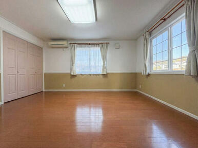 輸入住宅×注文建築こだわりの邸宅。バス停目の前の利便性に優れた好立地。是非一度ご見学ください！