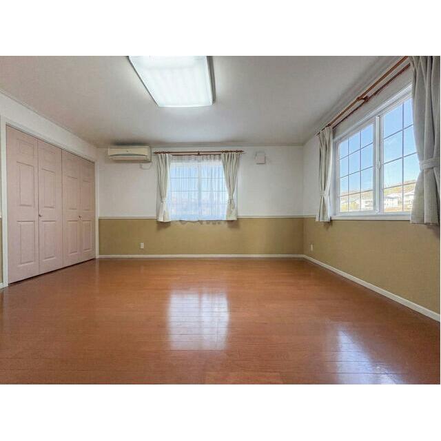 輸入住宅×注文建築こだわりの邸宅。バス停目の前の利便性に優れた好立地。是非一度ご見学ください！