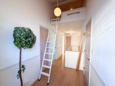 輸入住宅×注文建築こだわりの邸宅。バス停目の前の利便性に優れた好立地。是非一度ご見学ください！