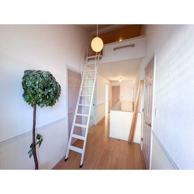 輸入住宅×注文建築こだわりの邸宅。バス停目の前の利便性に優れた好立地。是非一度ご見学ください！