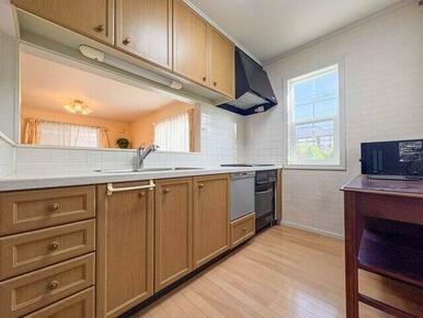 輸入住宅ならではのデザイン性の高いキッチン。