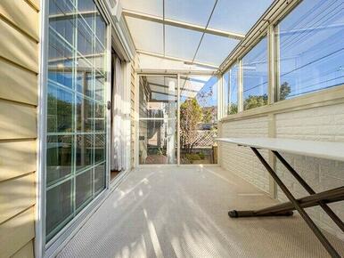 輸入住宅×注文建築こだわりの邸宅。バス停目の前の利便性に優れた好立地。是非一度ご見学ください！