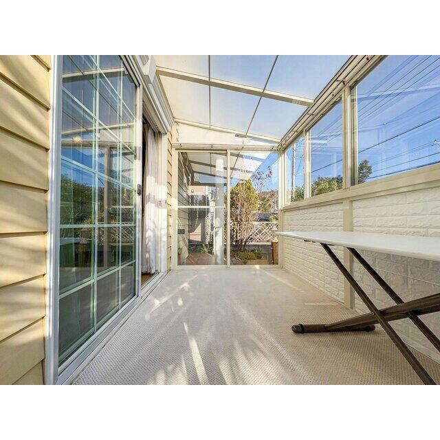 輸入住宅×注文建築こだわりの邸宅。バス停目の前の利便性に優れた好立地。是非一度ご見学ください！