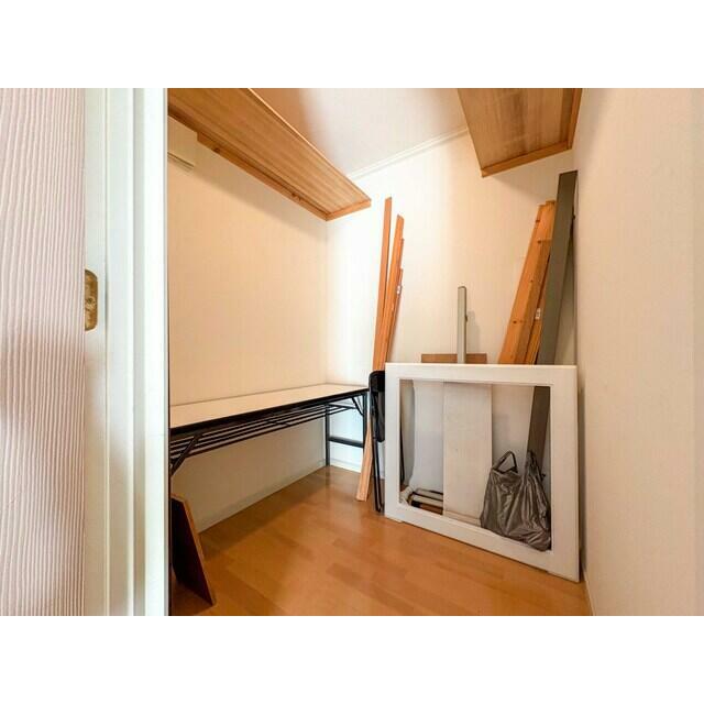 輸入住宅×注文建築こだわりの邸宅。バス停目の前の利便性に優れた好立地。是非一度ご見学ください！