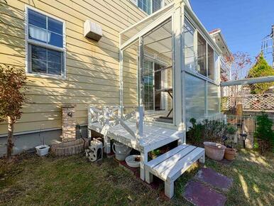 輸入住宅×注文建築こだわりの邸宅。バス停目の前の利便性に優れた好立地。是非一度ご見学ください！