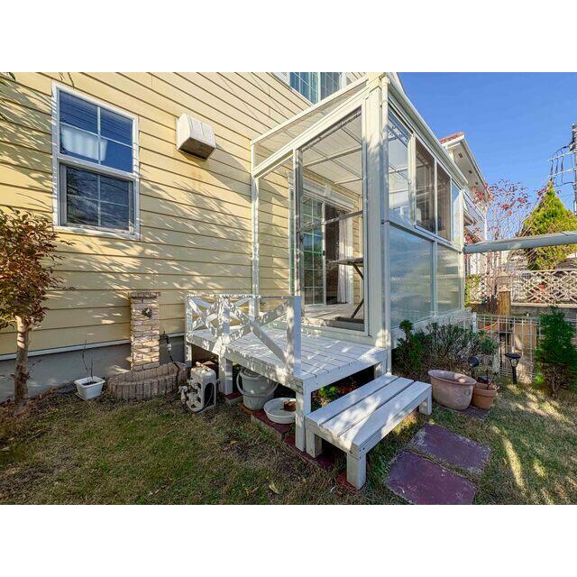 輸入住宅×注文建築こだわりの邸宅。バス停目の前の利便性に優れた好立地。是非一度ご見学ください！