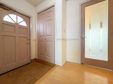 輸入住宅×注文建築こだわりの邸宅。バス停目の前の利便性に優れた好立地。是非一度ご見学ください！