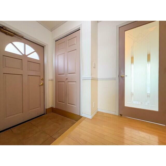 輸入住宅×注文建築こだわりの邸宅。バス停目の前の利便性に優れた好立地。是非一度ご見学ください！