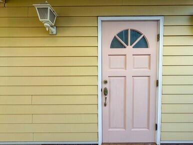 輸入住宅×注文建築こだわりの邸宅。バス停目の前の利便性に優れた好立地。是非一度ご見学ください！