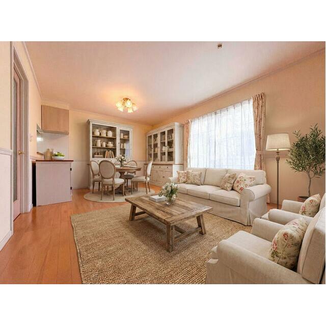 現況の物件写真に、CG による画像処理を行っています。家具、家電、照明器具、小物、その他のイメージは