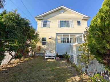 輸入住宅×注文建築こだわりの邸宅。バス停目の前の利便性に優れた好立地。是非一度ご見学ください！