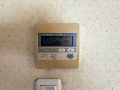 輸入住宅×注文建築こだわりの邸宅。バス停目の前の利便性に優れた好立地。是非一度ご見学ください！