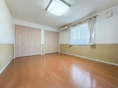 輸入住宅×注文建築こだわりの邸宅。バス停目の前の利便性に優れた好立地。是非一度ご見学ください！