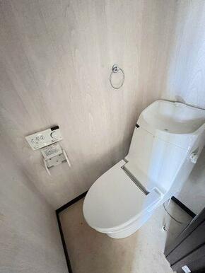 ピカピカのトイレには温水洗浄便座付き！