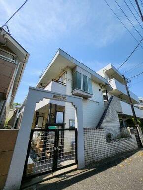 2階建てアパート、敷地内ごみ置き場有。