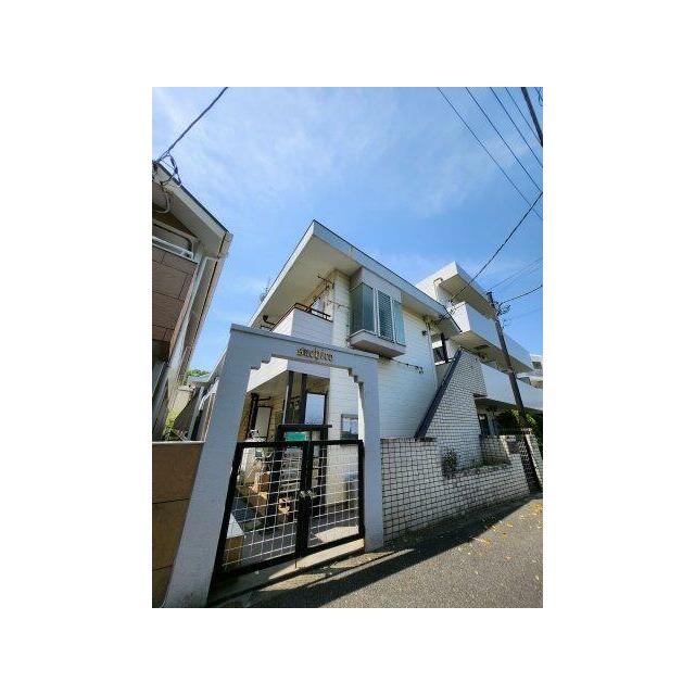 2階建てアパート、敷地内ごみ置き場有。