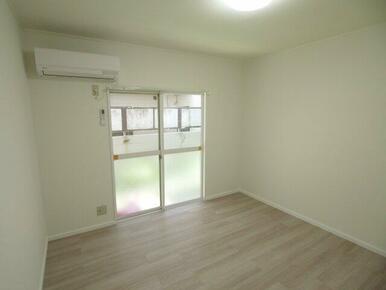 5.3帖洋室、エアコン付き。