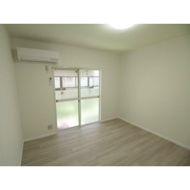 5.3帖洋室、エアコン付き。