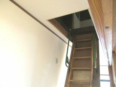 廊下からは折りたたみ式のはしごで屋根裏にある収納スペースに登れます。