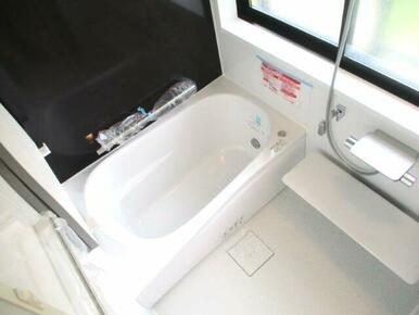 お風呂はTOTO社製の浴暖乾燥機付きユニットバスが新設されました。ブラツク基調のアクセントパネルには手す
