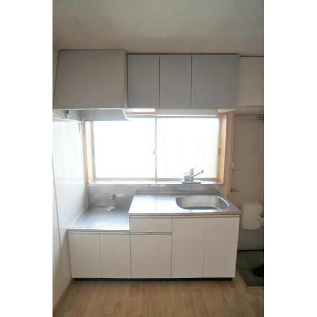 便利なガスコンロ設置可能なキッチンです♪収納もあります！