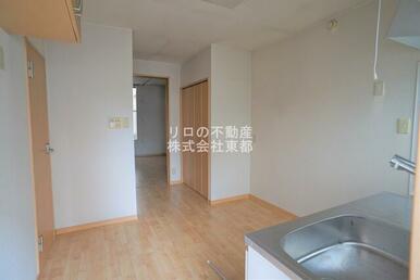 ダイニングテーブルを置いたり自由にレイアウトできます☆