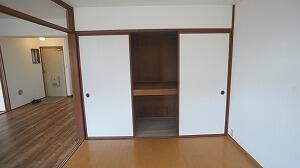 ①洋室6帖内、大型収納