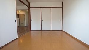 ①洋室6帖　収納あり